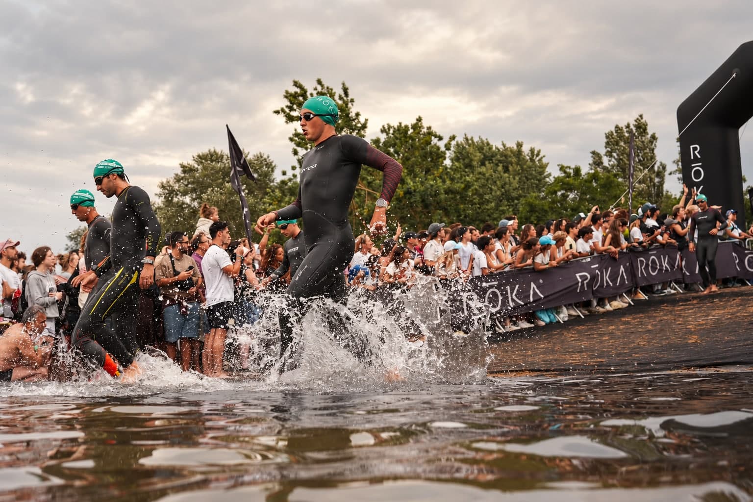 Triatletas saliendo del agua durante una competición